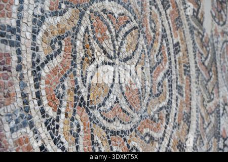 Macro gros plan de tesselles en mosaïque romaine montrant des motifs géométriques entrelacés, photographiés au Musée archéologique de Grenade, Andalousie, Espagne. Banque D'Images
