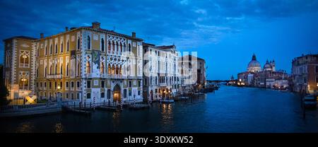 Heure bleue sur le Canal Grande avec le palais Cavalli-Franchetti illuminé à gauche et Santa Maria della Salute en arrière-plan, Venise, Italie Banque D'Images