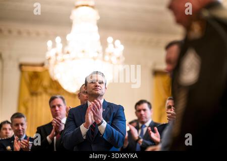 Washington, États-Unis d'Amérique. 02 mars 2026. Washington, États-Unis d'Amérique. 02 mars 2026. Le secrétaire américain à la Défense Pete Hegseth applaudit lors de la cérémonie de remise de la médaille d'honneur à la salle est de la Maison Blanche, le 2 mars 2026 à Washington, DC crédit : Daniel Torok/White House photo/Alamy Live News Banque D'Images