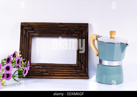 Cadre photo en bois rustique avec cafetière moka pot vintage et fleurs violettes isolées sur fond blanc. Composition de natures mortes avec espace de copie f Banque D'Images