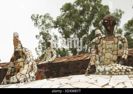 Sculptures humaines colorées fabriquées à partir de matériaux en céramique et en verre recyclés au Rock Garden, Chandigarh, Inde. Un musée de matériaux réutilisés. Banque D'Images