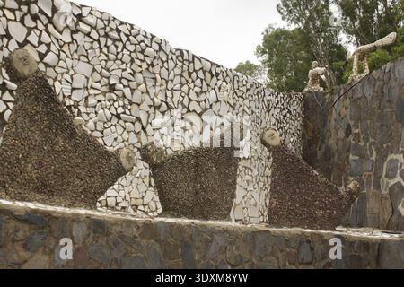 Sculptures humaines colorées fabriquées à partir de matériaux en céramique et en verre recyclés au Rock Garden, Chandigarh, Inde. Un musée de matériaux réutilisés. Banque D'Images