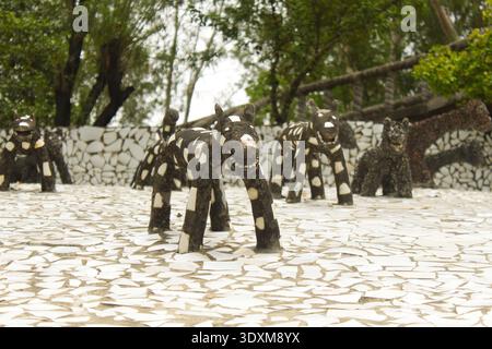 Sculptures animales colorées en céramique recyclée et en pierre au Rock Garden, Chandigarh, Inde. C'était le premier musée indien de matériaux réutilisés. Banque D'Images