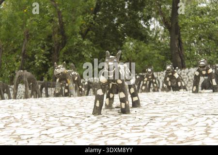 Sculptures animales colorées en céramique recyclée et en pierre au Rock Garden, Chandigarh, Inde. C'était le premier musée indien de matériaux réutilisés. Banque D'Images