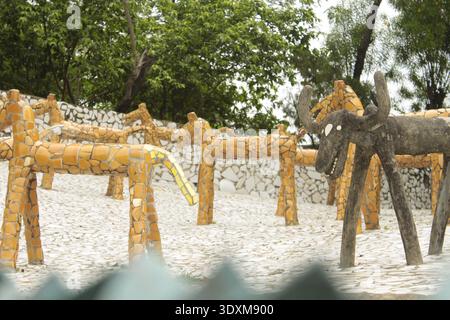 Sculptures animales colorées en céramique recyclée et en pierre au Rock Garden, Chandigarh, Inde. C'était le premier musée indien de matériaux réutilisés. Banque D'Images