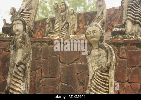Sculptures humaines colorées fabriquées à partir de matériaux en céramique et en verre recyclés au Rock Garden, Chandigarh, Inde. Un musée de matériaux réutilisés. Banque D'Images