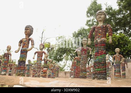 Sculptures humaines colorées fabriquées à partir de matériaux en céramique et en verre recyclés au Rock Garden, Chandigarh, Inde. Un musée de matériaux réutilisés. Banque D'Images