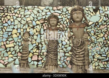 Sculptures humaines colorées fabriquées à partir de matériaux en céramique et en verre recyclés au Rock Garden, Chandigarh, Inde. Un musée de matériaux réutilisés. Banque D'Images
