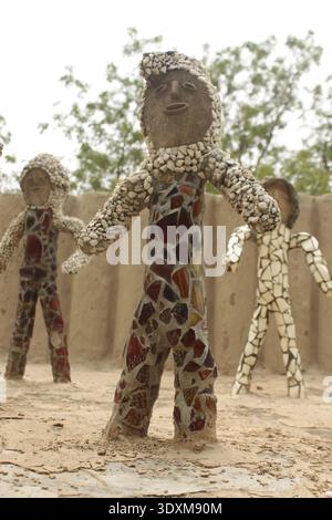 Sculptures humaines colorées fabriquées à partir de matériaux en céramique et en verre recyclés au Rock Garden, Chandigarh, Inde. Un musée de matériaux réutilisés. Banque D'Images