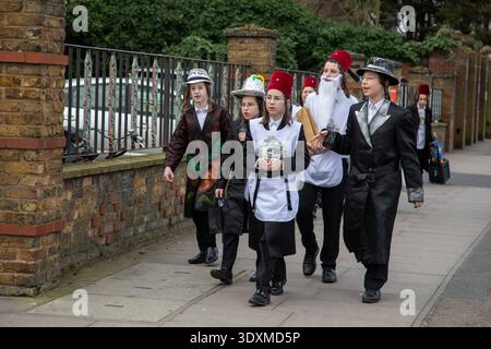 Londres, Angleterre, Royaume-Uni. 3 mars 2026. La communauté juive de Stamford Hill célèbre Pourim avec des costumes colorés. Crédit :Kiki Streitberger/Alamy Live News Banque D'Images