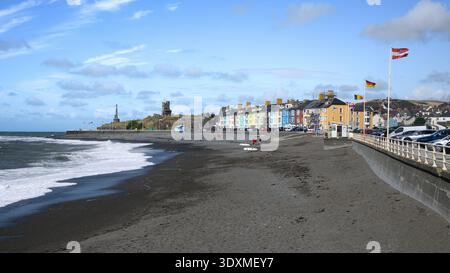 Aberystwyth, pays de Galles, Royaume-Uni - 1er septembre 2025 ; vue le long du rivage à Aberystwyth South Beach et Marine Terrace jusqu'au vieux château Banque D'Images