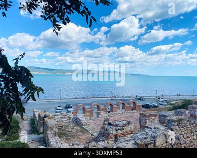 Nessebar, 18 septembre 2025 : ruines antiques de la Basilique de la Sainte mère de Dieu Eleusa sur la côte de la mer dans le Vieux Nessebar, Bulgarie. Byzan historique Banque D'Images