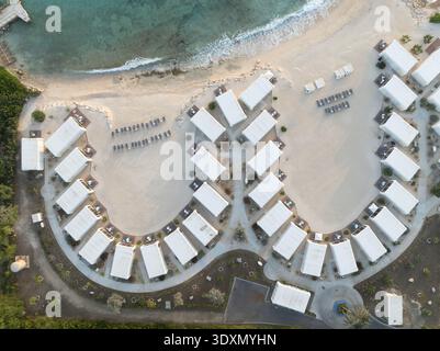 Vue aérienne des nacelles de luxe en forme de U sur la plage à Curaçao Banque D'Images