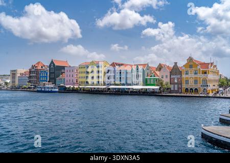 Maisons colorées pastel sur le front de mer de Willemstad Curaçao Banque D'Images