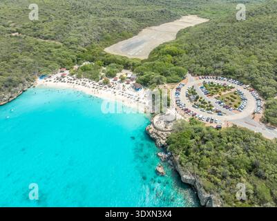 Vue aérienne de la plage de Grote Knip eau turquoise dans l'ouest de Curaçao entre les villages de Westpunt et Lagun. La plage cède la place à une petite lagune A. Banque D'Images