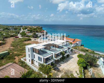 Vue aérienne de l'immobilier de luxe location appartement de vacances propriété à Curaçao avec eau turquoise Banque D'Images