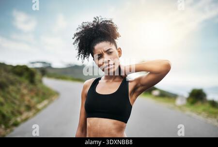 Femme en plein air, coureuse ou noire souffrant de douleurs au cou dues à la forme physique, à une mauvaise forme d'exercice ou à une tension musculaire pour blessure. Route, soleil et athlète avec inconfort Banque D'Images