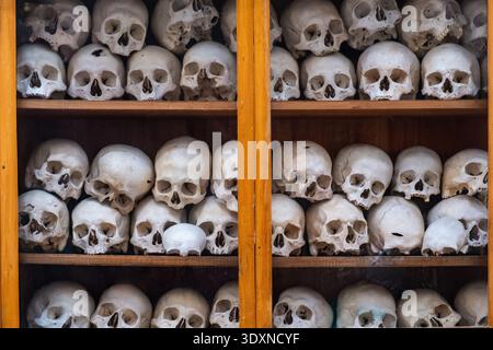 Crânes humains empilés sur des étagères en bois à l'intérieur d'une armoire ossuaire au monastère de Nea Moni sur l'île de Chios, en Grèce Banque D'Images