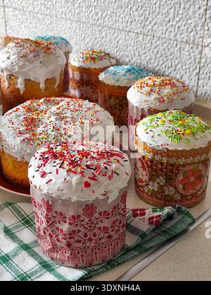 beaucoup de gâteaux de Pâques traditionnels avec glaçage blanc, glaçage et poudre, décoration pour le dîner de Pâques Banque D'Images