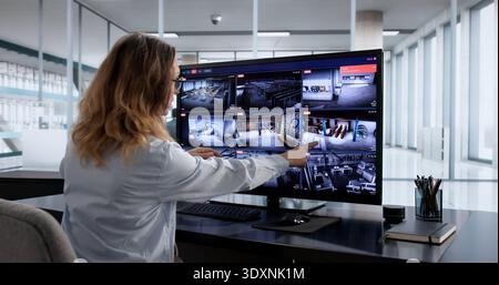 Garde de sécurité féminine surveillance vidéo de surveillance sur la TV de la salle de contrôle Banque D'Images