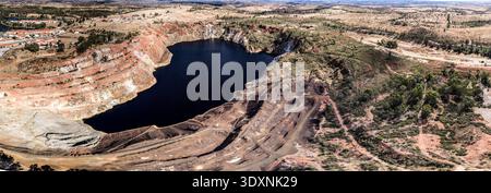 Photographie aérienne panoramique, Mina de Sao Domingos, mine historique de cuivre à ciel ouvert, vue aérienne, Portugal Banque D'Images