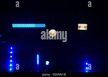 Lumières de scène à LED bleues et projecteurs éclairant un plafond sombre de salle de concert. L'équipement d'éclairage professionnel crée une atmosphère dramatique pour m live Banque D'Images