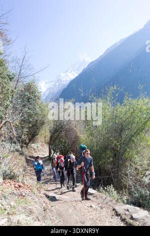 Randonneurs sur le sentier du circuit Annapurna de Khuldighar et vues sur le mont Machapuchare. Banque D'Images