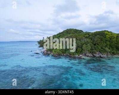 Vue aérienne de la luxuriante et verdoyante plage Tanjung Gelam contrastant avec les eaux turquoises, un paradis tropical capturé d'en haut, Karimunjawa, cent Banque D'Images