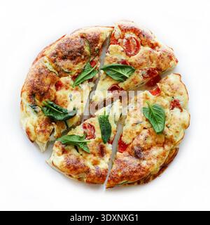 Frittata cuite avec tomates cerises et épinards frais isolés sur fond blanc. Plat d'été. Vue de dessus. Banque D'Images