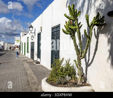 Maisons blanches typiques avec portes et fenêtres colorées, Teguise, Lanzarote, Îles Canaries, Espagne Banque D'Images