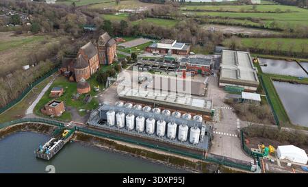 Vue aérienne des bâtiments industriels et des installations de traitement des eaux contrastant avec le paysage naturel, Birmingham, Angleterre, Royaume-Uni. Banque D'Images