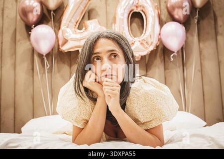 Réfléchie sérieuse femme mature anxieuse se sentant inquiète des problèmes de vieillir. Dame aux cheveux gris d'âge moyen regardant loin. Grande princesse dedans Banque D'Images