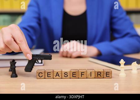 Tension et négociation se rencontrent dans une conversation stratégique sur le cessez-le-feu avec des notions de paix et de résolution de conflit Banque D'Images