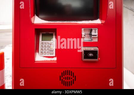 Gothenburg, Suède - 07 mars 2023 : pavé numérique et lecteurs de cartes d'une machine utilisée pour commander de la nourriture Banque D'Images