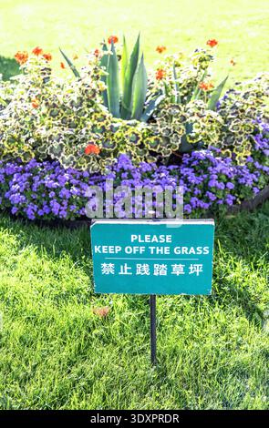 Panneau d'affichage sur une prairie verte avec le texte « S'il vous plaît garder de l'herbe ». Restez à l'écart du panneau d'herbe Banque D'Images