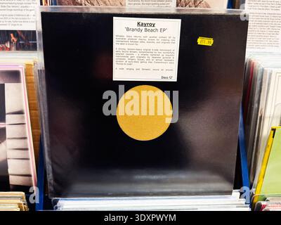 Manchester, Royaume-Uni - 28 février 2026 : gros plan d'un vinyle Kayroy Brandy Beach EP disco 12 exposé dans un rack de magasin de disques, pochette noire et bâton de prix Banque D'Images