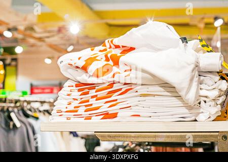 T-shirts pliés et shorts raglan dans une boutique de vêtements Banque D'Images