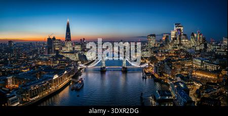 Vue panoramique aérienne nocturne du Tower Bridge illuminé et de la ville de Londres, Angleterre Banque D'Images