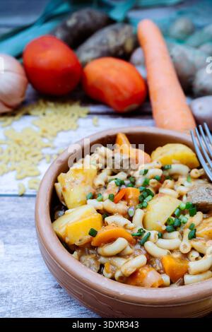 Ragoût de goulash de bœuf copieux avec pâtes et légumes Banque D'Images