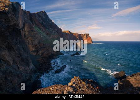 Vue panoramique sur les falaises spectaculaires et la côte accidentée à Ponta de São Lourenço, île de Madère, Portugal. Célèbre sentier de randonnée et paysage volcanique. Banque D'Images