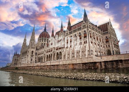Le bâtiment du Parlement hongrois se dresse majestueusement le long des rives du Danube Banque D'Images
