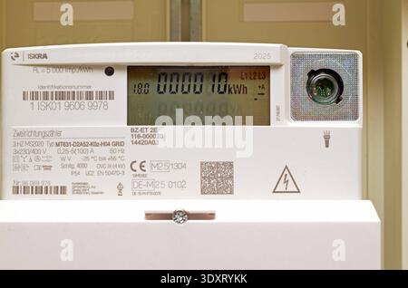 04.03.2026 Digitaler Stromzähler Deutschland/ Sachsen Anhalt/ Altmark/ Altmarkkreis Salzwedel/ Stadt Klötze/ Ortsteil Kusey/ Digitaler Drehstromzähler/ Zweirichtungszähler/ gezählt wird der Stromverbrauch wie auch Stromeinspeisung z.B. von Solaranlagen ****Nutzung nur redaktionell*** *** *** 04 03 2026 compteur d'électricité numérique Allemagne Sachsen Anhalt Altmark Altmarkkreis Altmark Altmarkkreis Klötze consommation d'électricité numérique à usage numérique à des systèmes d'alimentation en trois systèmes d'énergie solaire à des fins de Stustitrad'utilisation dans la consommation d'énergie solaire à des systèmes de Stusville est à des systèmes de Stustim- Banque D'Images