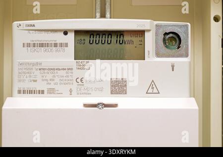 04.03.2026 Digitaler Stromzähler Deutschland/ Sachsen Anhalt/ Altmark/ Altmarkkreis Salzwedel/ Stadt Klötze/ Ortsteil Kusey/ Digitaler Drehstromzähler/ Zweirichtungszähler/ gezählt wird der Stromverbrauch wie auch Stromeinspeisung z.B. von Solaranlagen ****Nutzung nur redaktionell*** *** *** 04 03 2026 compteur d'électricité numérique Allemagne Sachsen Anhalt Altmark Altmarkkreis Altmark Altmarkkreis Klötze consommation d'électricité numérique à usage numérique à des systèmes d'alimentation en trois systèmes d'énergie solaire à des fins de Stustitrad'utilisation dans la consommation d'énergie solaire à des systèmes de Stusville est à des systèmes de Stustim- Banque D'Images