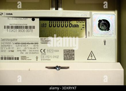 04.03.2026 Digitaler Stromzähler Deutschland/ Sachsen Anhalt/ Altmark/ Altmarkkreis Salzwedel/ Stadt Klötze/ Ortsteil Kusey/ Digitaler Drehstromzähler/ Zweirichtungszähler/ gezählt wird der Stromverbrauch wie auch Stromeinspeisung z.B. von Solaranlagen ****Nutzung nur redaktionell*** *** *** 04 03 2026 compteur d'électricité numérique Allemagne Sachsen Anhalt Altmark Altmarkkreis Altmark Altmarkkreis Klötze consommation d'électricité numérique à usage numérique à des systèmes d'alimentation en trois systèmes d'énergie solaire à des fins de Stustitrad'utilisation dans la consommation d'énergie solaire à des systèmes de Stusville est à des systèmes de Stustim- Banque D'Images