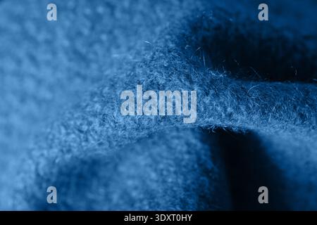 Pur cachemire naturel est tonifié dans une couleur à la mode, bleu classique. Arrière-plan abstrait dans une couleur tendance avec espace de copie Banque D'Images