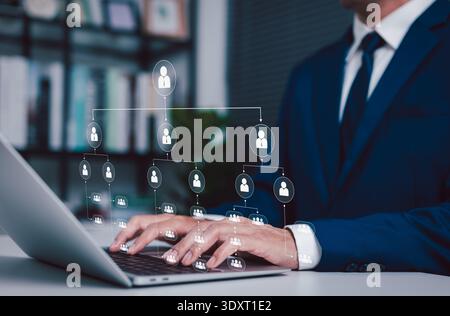 Concept de gestion des ressources humaines. Organigramme d'entreprise, homme d'affaires utilisant un ordinateur portable avec la structure hiérarchique d'entreprise pour le leadership, l'équipe Banque D'Images