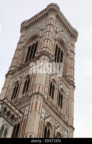 Le Campanile de Giotto, l’emblématique clocher de la cathédrale de Florence (Santa Maria del Fiore), photographié d’en bas, présente une architecture gothique. Banque D'Images