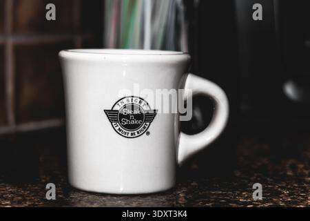 Gros plan d'une tasse à café de marque Steak 'n Shake sur un comptoir dans un cadre de restaurant Banque D'Images
