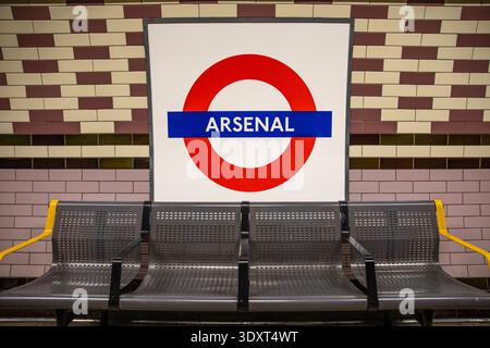Londres, Royaume-Uni - 2 mars 2026 : un panneau à la station de métro Arsenal à Londres, Royaume-Uni. Banque D'Images