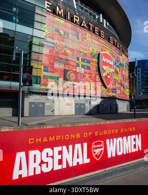 Londres, Royaume-Uni - 2 mars 2026 : panneau célébrant Arsenal Women étant championnes d'Europe 2024/25 à l'Emirates Stadium - le terrain d'Arsenal Banque D'Images